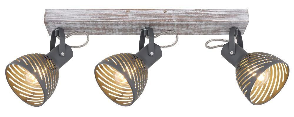 Lampa sufitowa z trzema reflektorami zamontowanymi na prostokątnej, drewnianej belce w bielonym kolorze. Klosze są szaro-niebieskie z dekoracyjnymi wycięciami, przez które prześwituje światło.