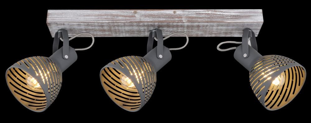 Lampa sufitowa z trzema reflektorami zamontowanymi na prostokątnej, drewnianej belce. Klosze są szaro-niebieskie z dekoracyjnymi wycięciami, przez które widać żarówki.
