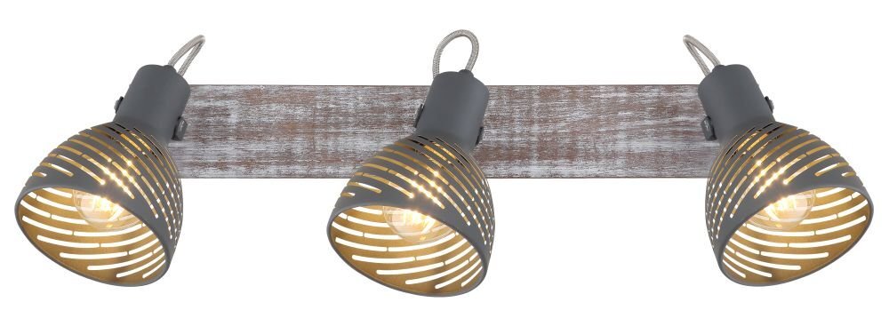 Lampa sufitowa z trzema reflektorami na drewnianej belce w kolorze bielonym, z kloszami w szaro-niebieskim kolorze z dekoracyjnymi otworami.