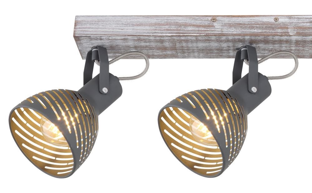 Lampa sufitowa z trzema reflektorami, wykonana z drewna bielonego i metalu w kolorze szaro-niebieskim. Klosze mają dekoracyjne wycięcia, przez które prześwituje światło.