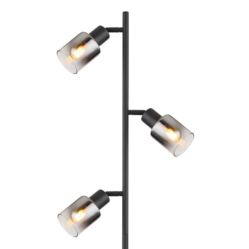 Lampa podłogowa z trzema kloszami wykonanymi z przydymionego szkła, zamontowanymi na czarnym matowym stelażu. Każdy klosz zawiera widoczną żarówkę typu E14.