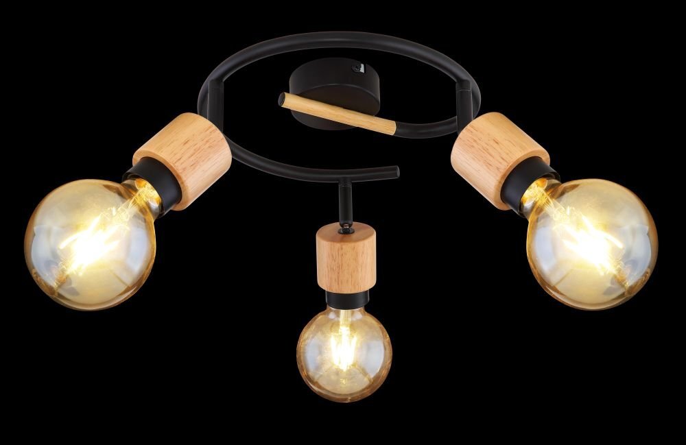 Lampa sufitowa z trzema żarówkami, czarnym matowym wykończeniem i elementami z jasnego drewna. Żarówki są umieszczone na regulowanych reflektorach.