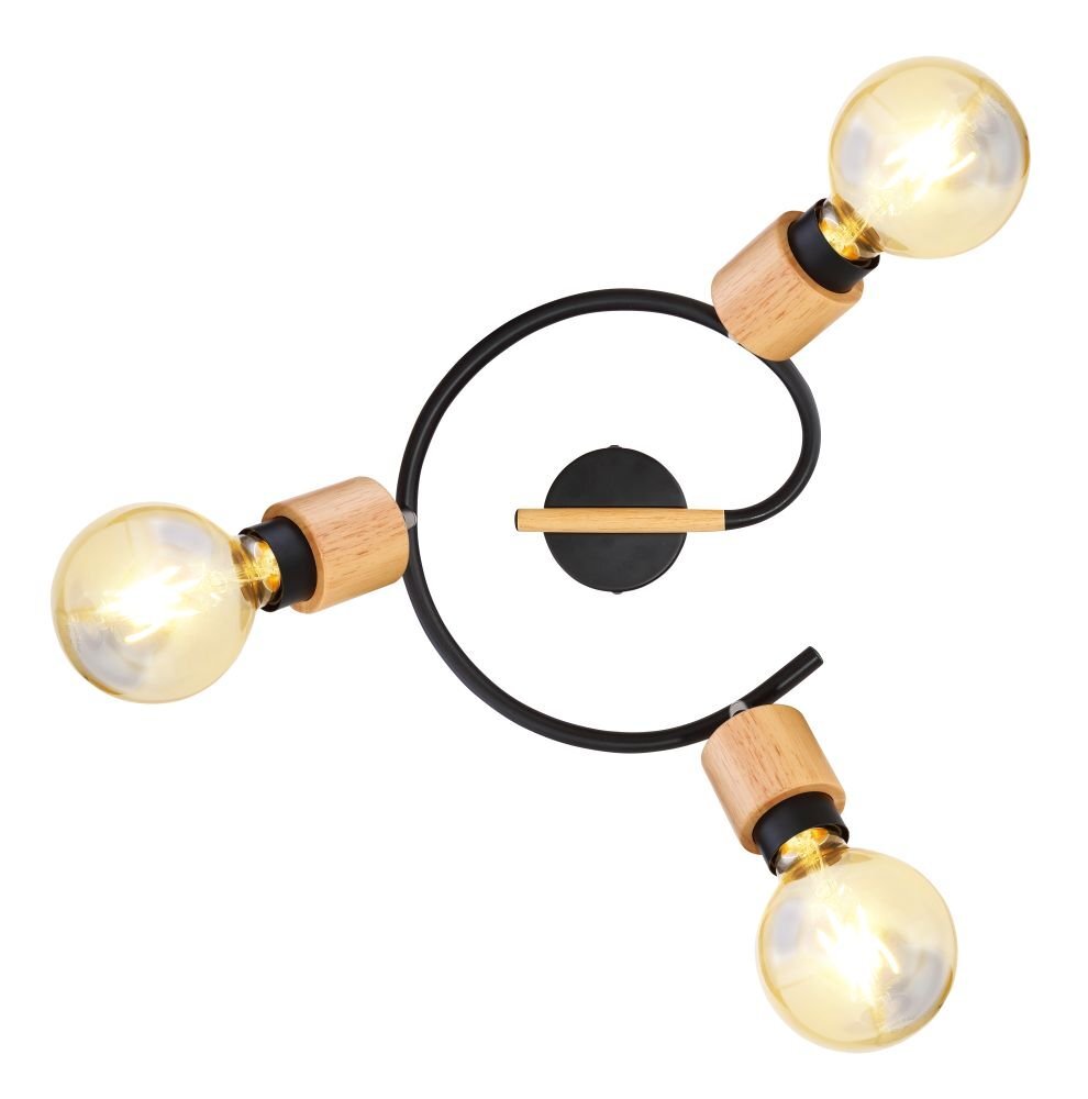 Lampa sufitowa z trzema żarówkami na czarnym matowym stelażu z elementami z jasnego drewna. Żarówki są umieszczone na regulowanych reflektorach.