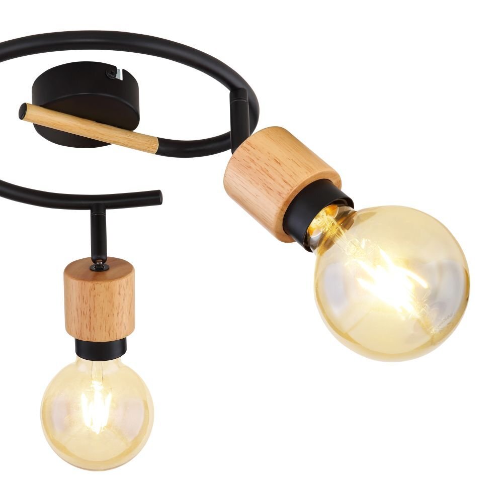 Lampa sufitowa z trzema żarówkami, wykonana z czarnego matowego metalu i jasnego drewna. Żarówki są umieszczone w regulowanych reflektorach.