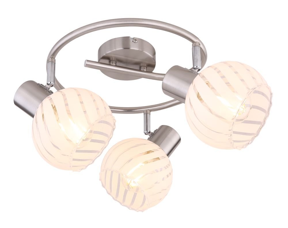Lampa sufitowa z trzema kulistymi kloszami wykonanymi z białego szkła z przezroczystymi paskami, zamontowana na metalowej konstrukcji w kolorze satynowym.