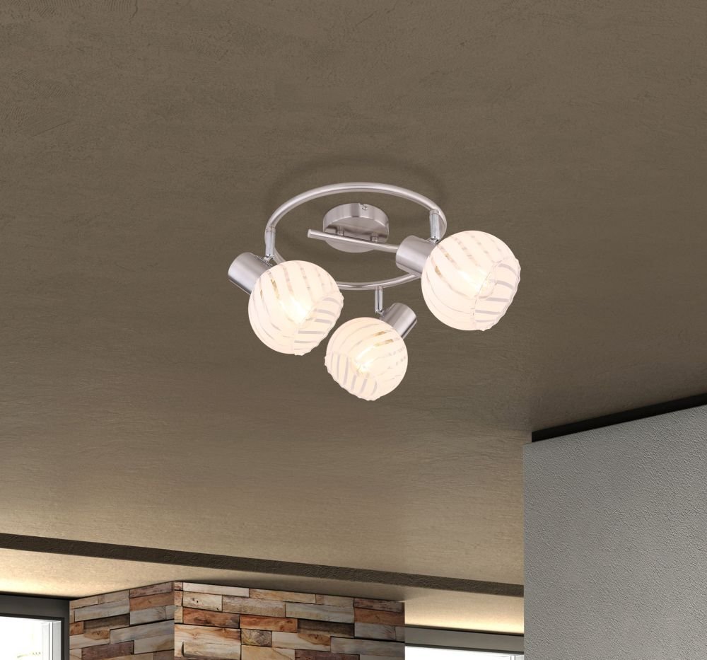 Na obrazie widoczna jest lampa sufitowa z trzema kloszami w kształcie kul, wykonana z białego szkła z satynowym wykończeniem. Lampa zamontowana jest na suficie w pomieszczeniu z szarymi ścianami i drewnianymi elementami dekoracyjnymi.