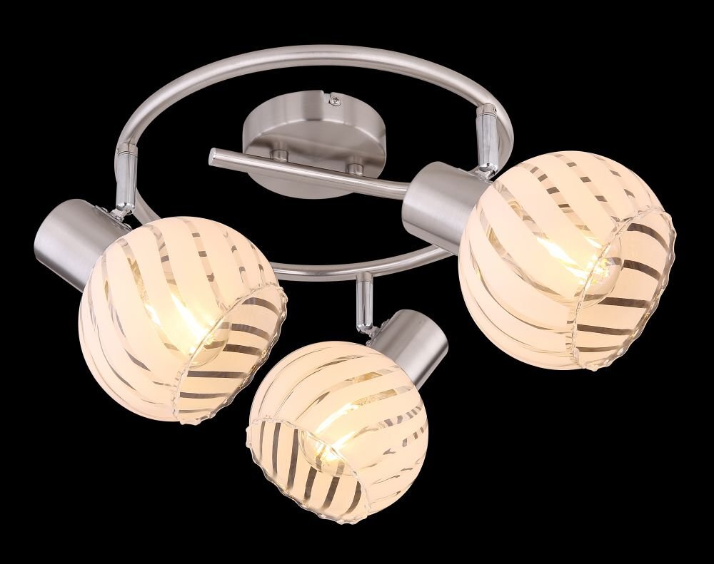 Lampa sufitowa z trzema szklanymi kloszami o wzorze w paski, zamontowana na metalowej konstrukcji w kolorze satynowym.