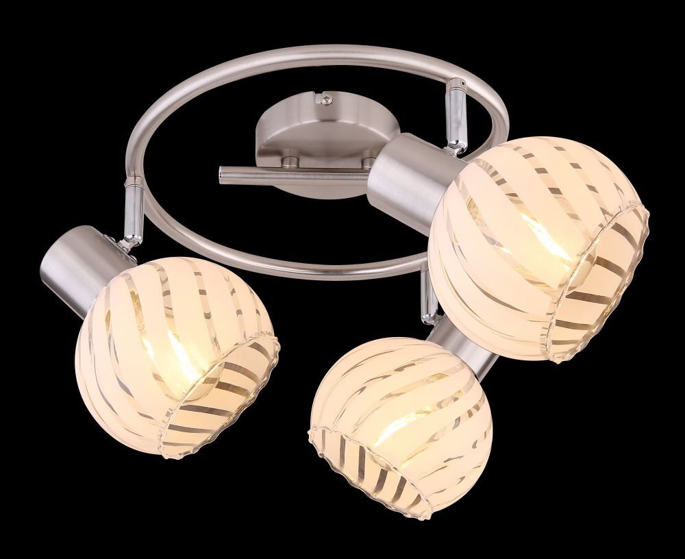 Lampa sufitowa z trzema kulistymi kloszami w kolorze białym z przezroczystymi paskami, zamontowana na metalowej konstrukcji w kolorze satynowym. Klosze są skierowane w różnych kierunkach, a całość jest widoczna na czarnym tle.