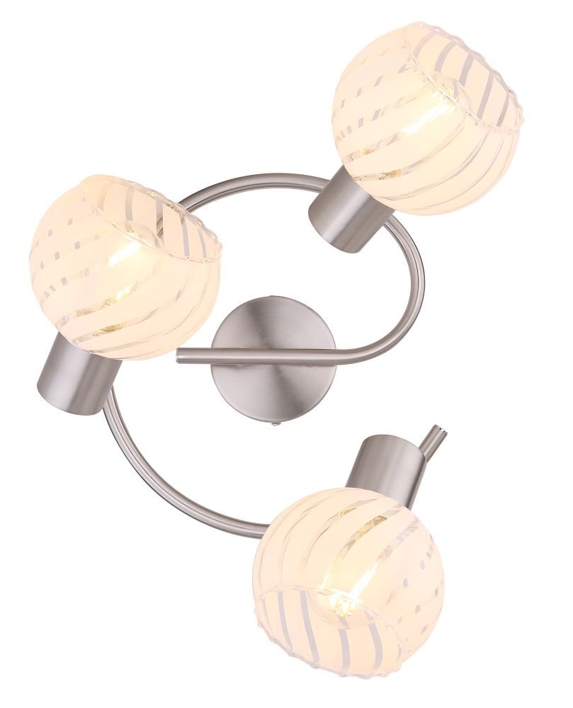 Lampa sufitowa z trzema szklanymi kloszami o jasnym, prążkowanym wzorze, zamontowana na metalowej konstrukcji w kolorze satynowym. Klosze są kuliste i umieszczone na zakrzywionych ramionach wychodzących z centralnej podstawy.