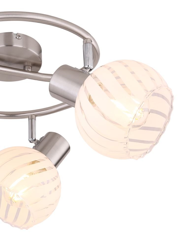 Lampa sufitowa z trzema szklanymi kloszami o wzorze pasków, zamontowana na metalowej konstrukcji w kolorze satynowym.