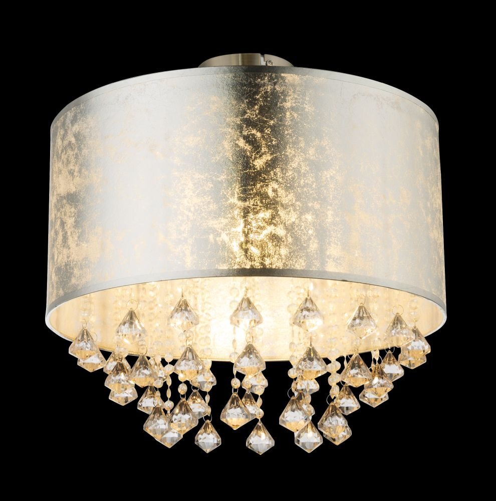Lampa sufitowa z satynowym, srebrnym abażurem i akrylowymi kryształami zwisającymi poniżej. Światło przenika przez abażur, tworząc efektowne refleksy.