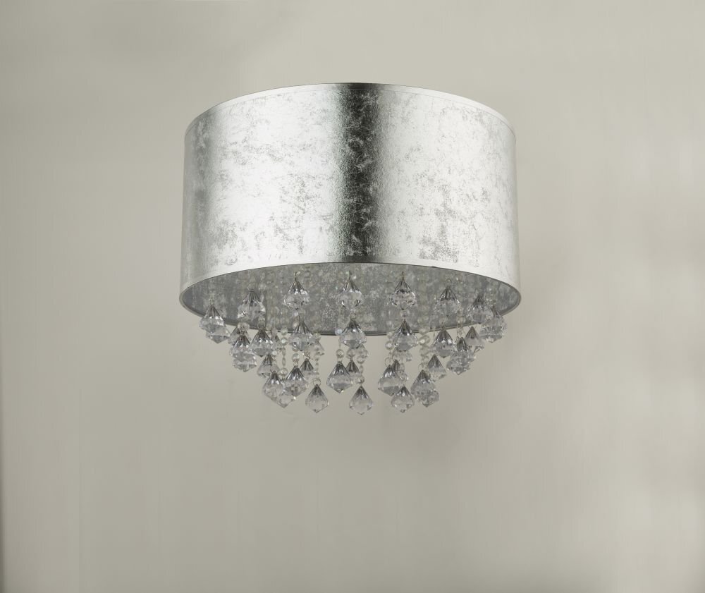 Lampa sufitowa z satynowym, srebrnym abażurem i akrylowymi kryształami zwisającymi poniżej. Konstrukcja jest elegancka i nowoczesna.