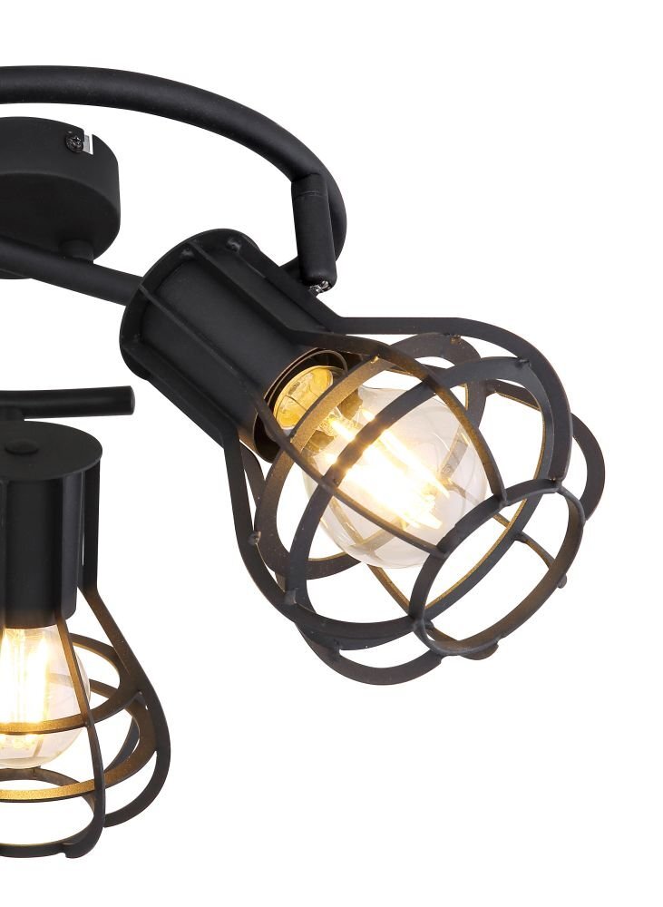 Lampa sufitowa z trzema żarówkami w metalowych kloszach o spiralnym kształcie, wykonana z czarnego matowego metalu. Widoczne są żarówki w kloszach, które emitują światło.