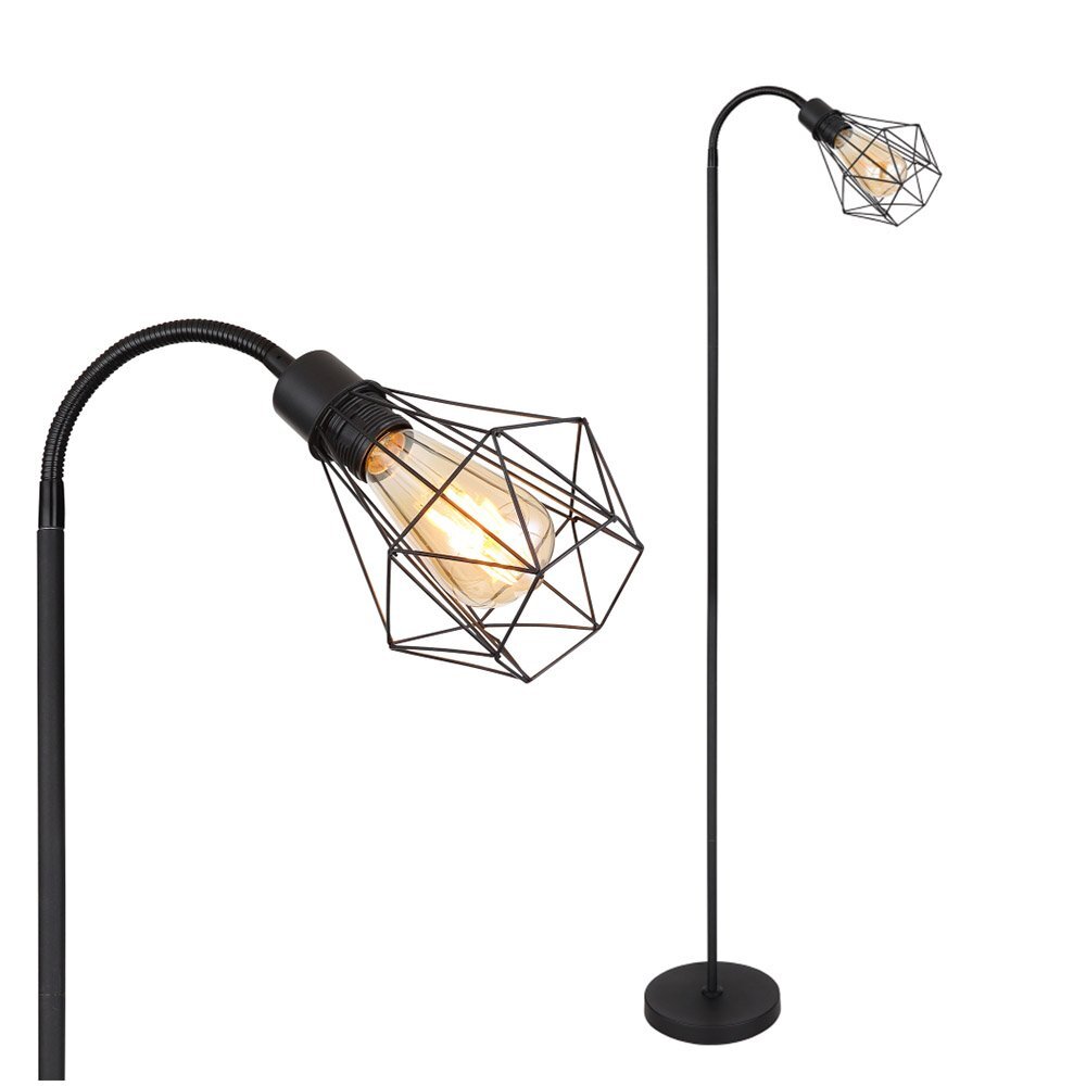 Czarna matowa lampa podłogowa z metalową siatką i regulacją flexo, posiada włącznik nożny. Żarówka jest widoczna wewnątrz geometrycznego klosza.