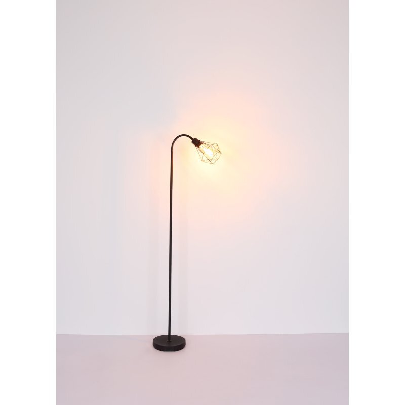 Czarna matowa lampa podłogowa z metalową siatką, emitująca ciepłe światło. Lampa stoi na okrągłej podstawie, a jej klosz jest skierowany w dół.