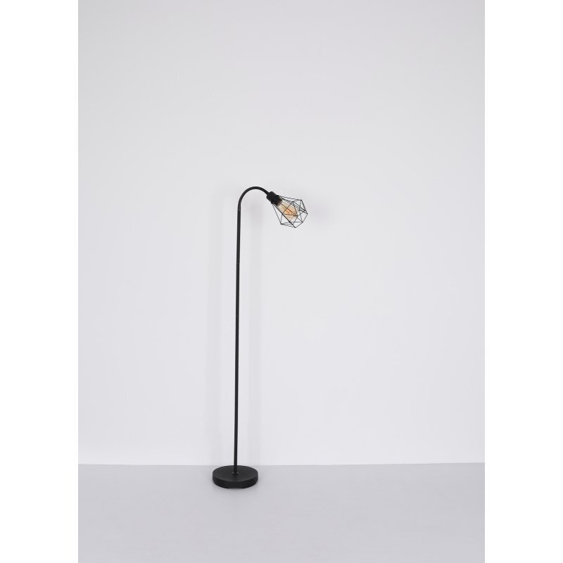 Czarna matowa lampa podłogowa z metalową siatką na kloszu, stojąca na okrągłej podstawie. Lampa posiada regulację flexo i włącznik nożny.