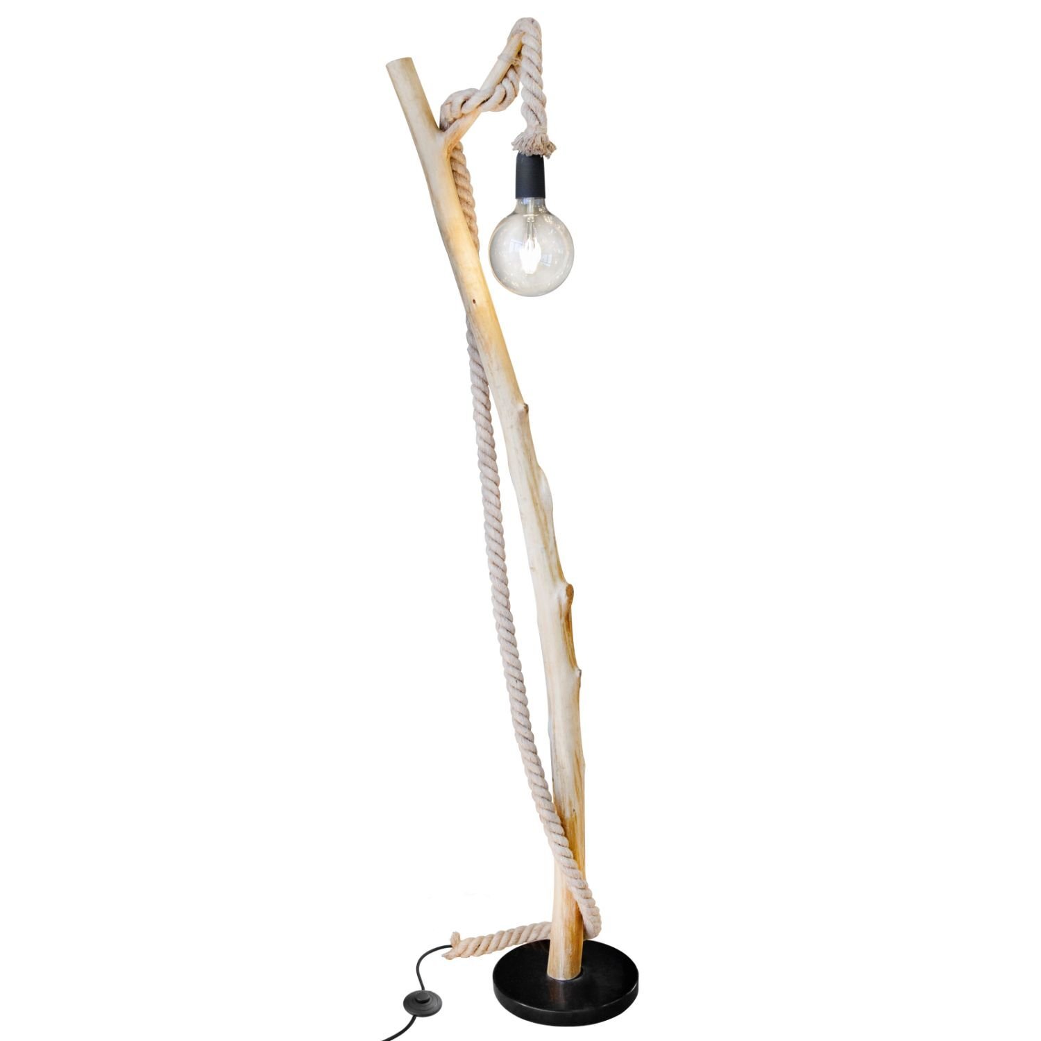 Lampa podłogowa z drewnianym stelażem i żarówką zawieszoną na grubym sznurze, umieszczona na okrągłej, czarnej podstawie.