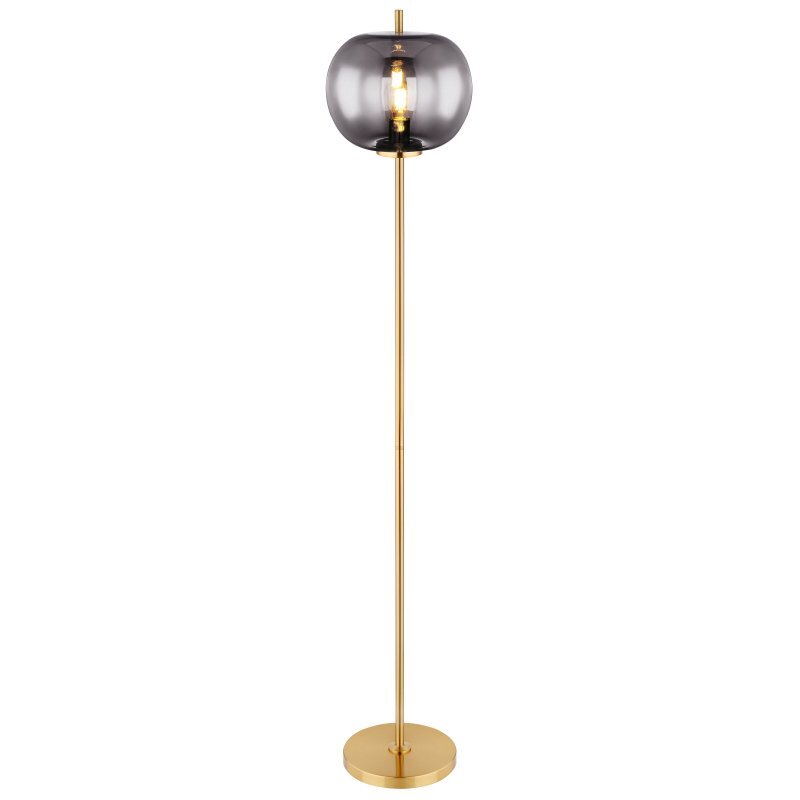 Lampa podłogowa z metalowym złotym stelażem i szklanym kloszem w ciemnym odcieniu. Posiada okrągłą podstawę i widoczną żarówkę wewnątrz klosza.
