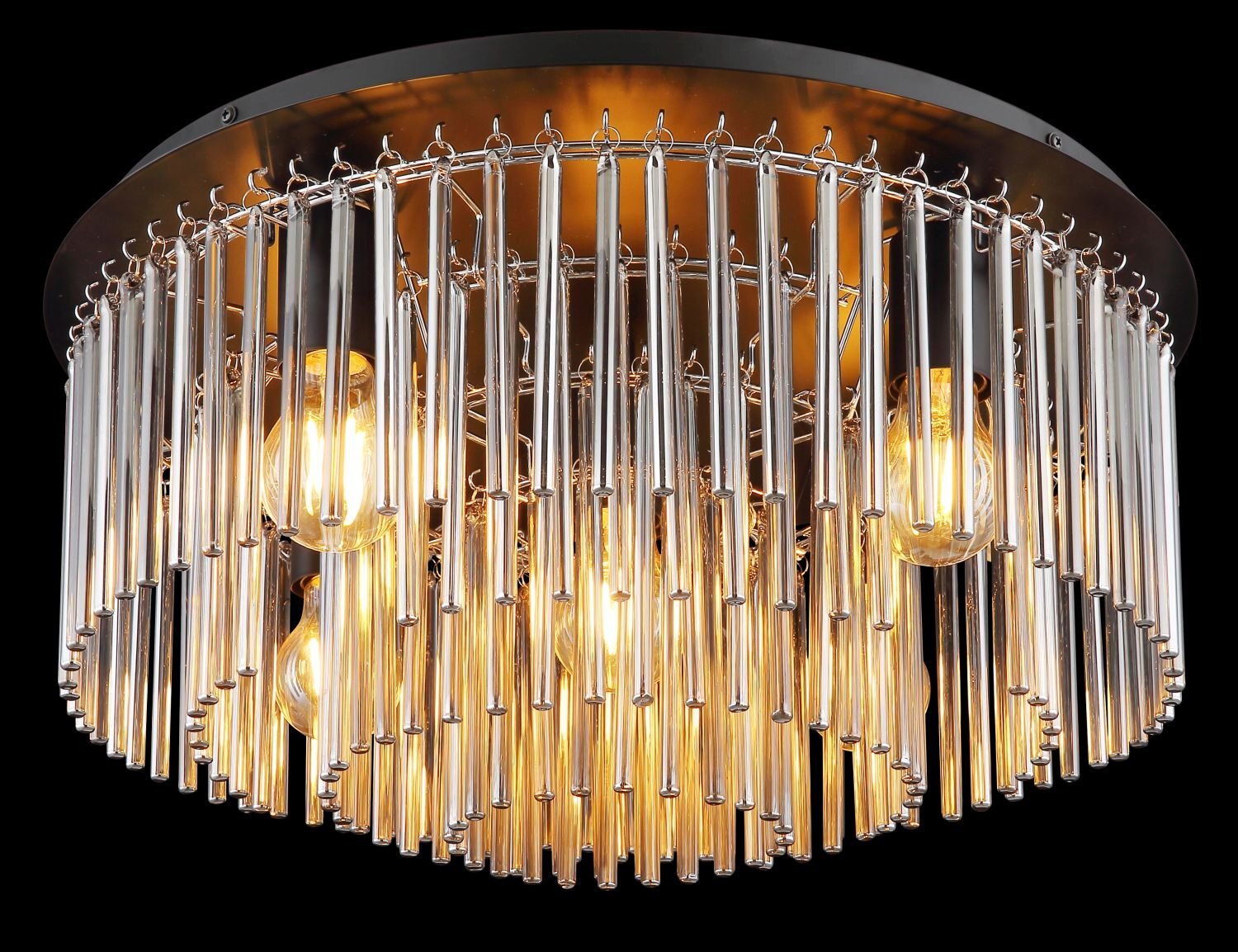 Lampa sufitowa z metalowymi prętami w kształcie walców, przez które prześwieca ciepłe światło żarówek. Konstrukcja ma nowoczesny design i elegancki wygląd.