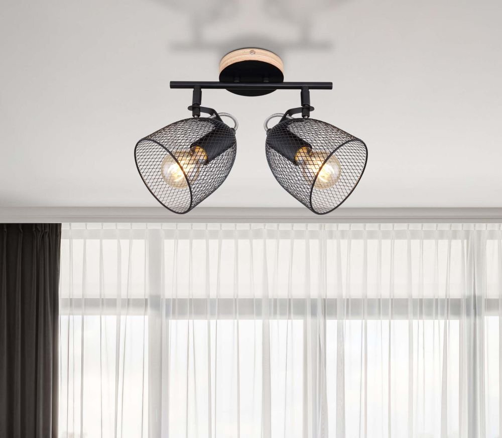 Lampa sufitowa z dwoma czarnymi, siatkowymi abażurami zamontowana na ciemnym drewnianym i metalowym uchwycie. W tle widoczne są zasłony i okno.