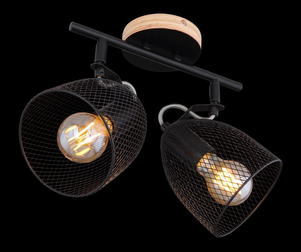 Lampa sufitowa z dwoma żarówkami umieszczonymi w czarnych, siatkowych abażurach. Podstawa wykonana z ciemnego drewna i czarnego metalu.