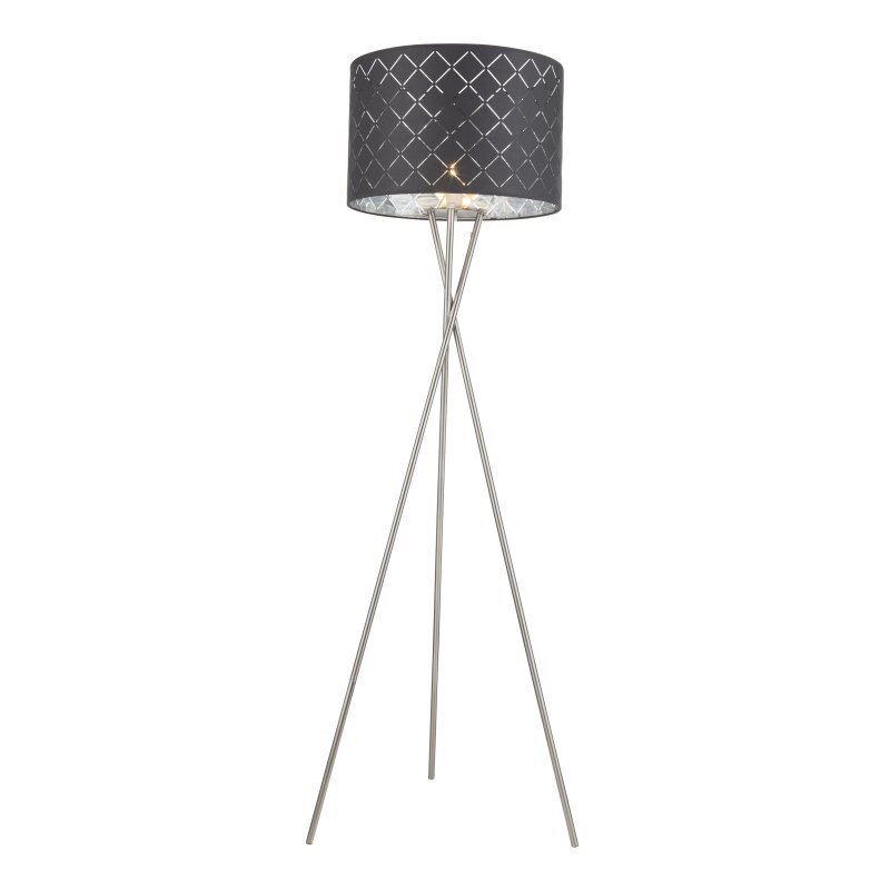 Lampa podłogowa z szarym tekstylnym abażurem o wzorze kratki, osadzona na trójnogu z metalicznymi, srebrnymi nogami. Źródło światła znajduje się wewnątrz abażuru.