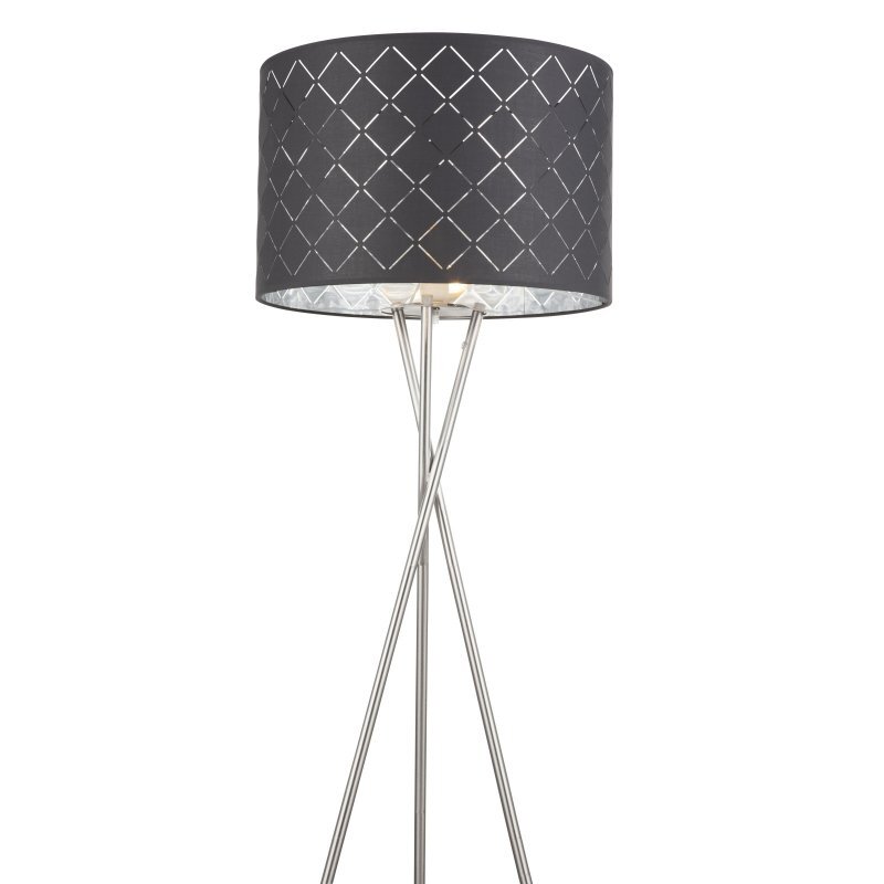 Lampa podłogowa z szarym tekstylnym abażurem o wzorze w romby i srebrnym metalowym stelażu. Abażur jest cylindryczny, a stelaż składa się z trzech smukłych nóg.