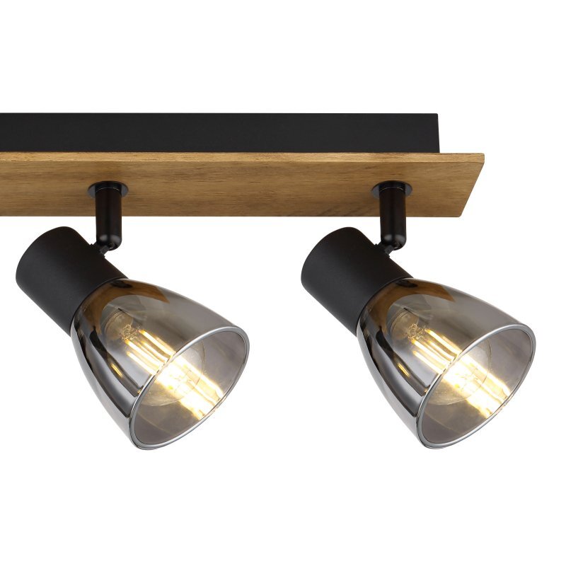 Lampa sufitowa z dwoma reflektorami o przydymionych szklanych kloszach, zamontowana na drewnianej listwie w kolorze brązowym z czarnymi elementami.