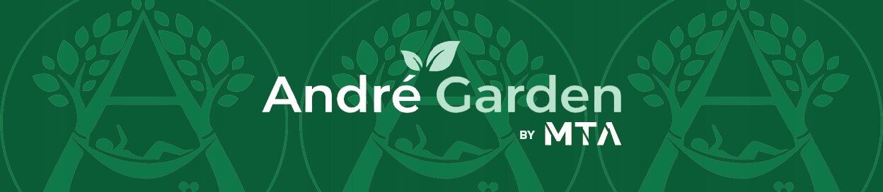 Zielone tło z białym napisem \'André Garden BY MTA\' oraz stylizowanym symbolem drzewa w kształcie litery A.