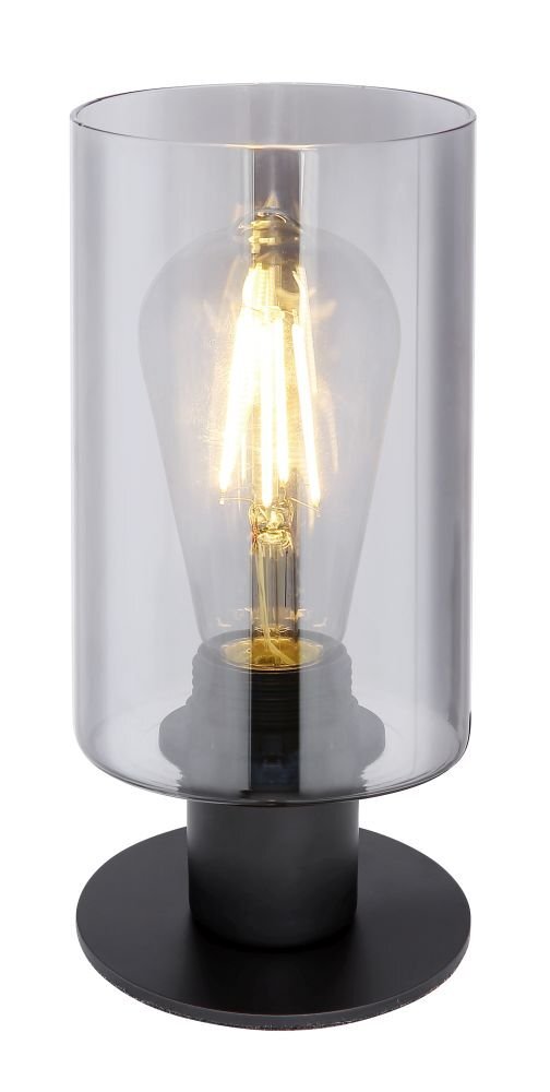 Lampa stołowa z czarną matową podstawą i przydymionym szklanym kloszem, wewnątrz widoczna żarówka E27. Lampa posiada wyłącznik i ma wysokość 21,5 cm.