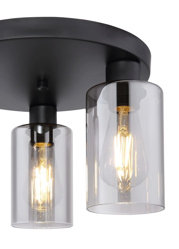 Czarna metalowa lampa sufitowa z trzema szklanymi kloszami o przydymionym wykończeniu, w których widoczne są żarówki. Klosze są cylindryczne i przymocowane do okrągłej podstawy.