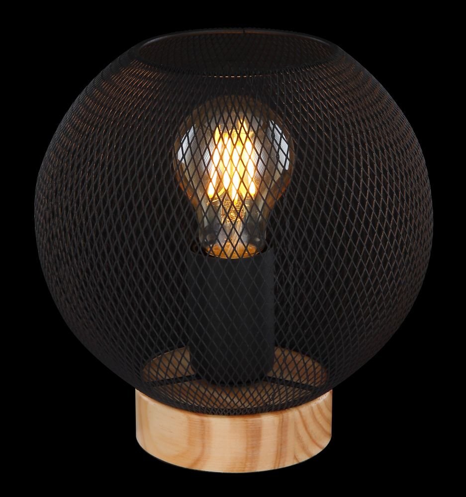 Lampa stołowa z okrągłym kloszem z czarnej siatki i drewnianą podstawą. Wewnątrz klosza znajduje się żarówka emitująca ciepłe światło.