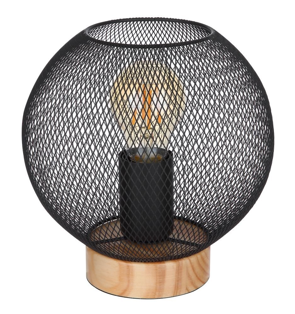 Lampa stołowa z metalowym, ażurowym kloszem w kształcie kuli, osadzona na drewnianej podstawie. Wewnątrz klosza widoczna jest żarówka z widocznym żarnikiem.