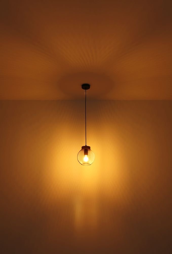 Na obrazie widoczna jest wisząca lampa z żarówką, emitująca ciepłe, żółte światło, które rozprasza się na suficie i ścianach.