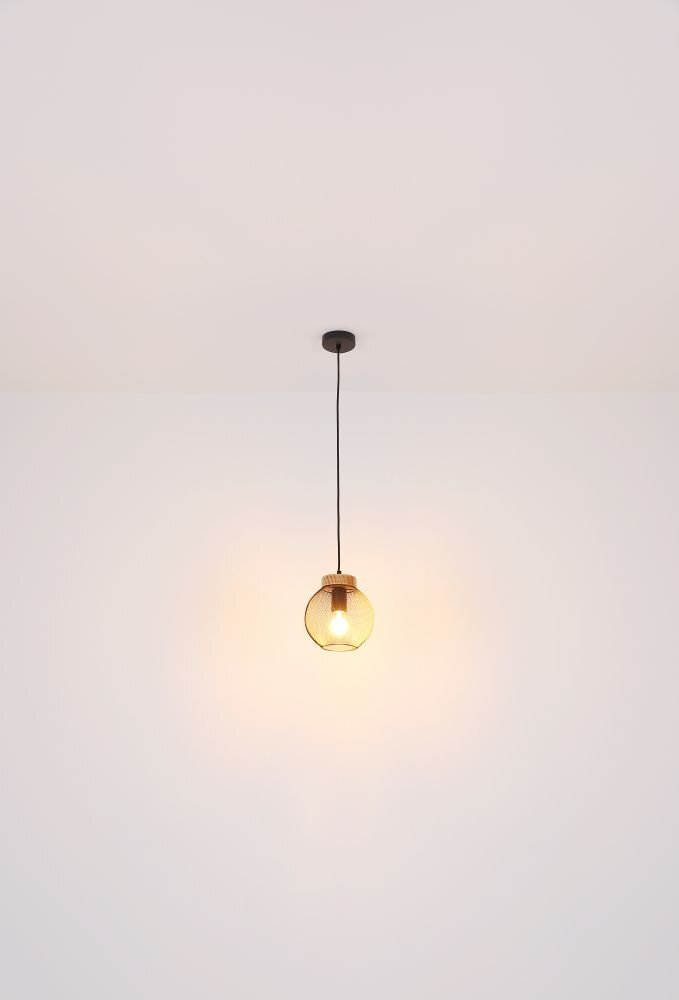 Na obrazie widoczna jest wisząca lampa z przezroczystym kloszem, emitująca ciepłe światło. Lampa jest zawieszona na cienkim czarnym przewodzie przymocowanym do sufitu.