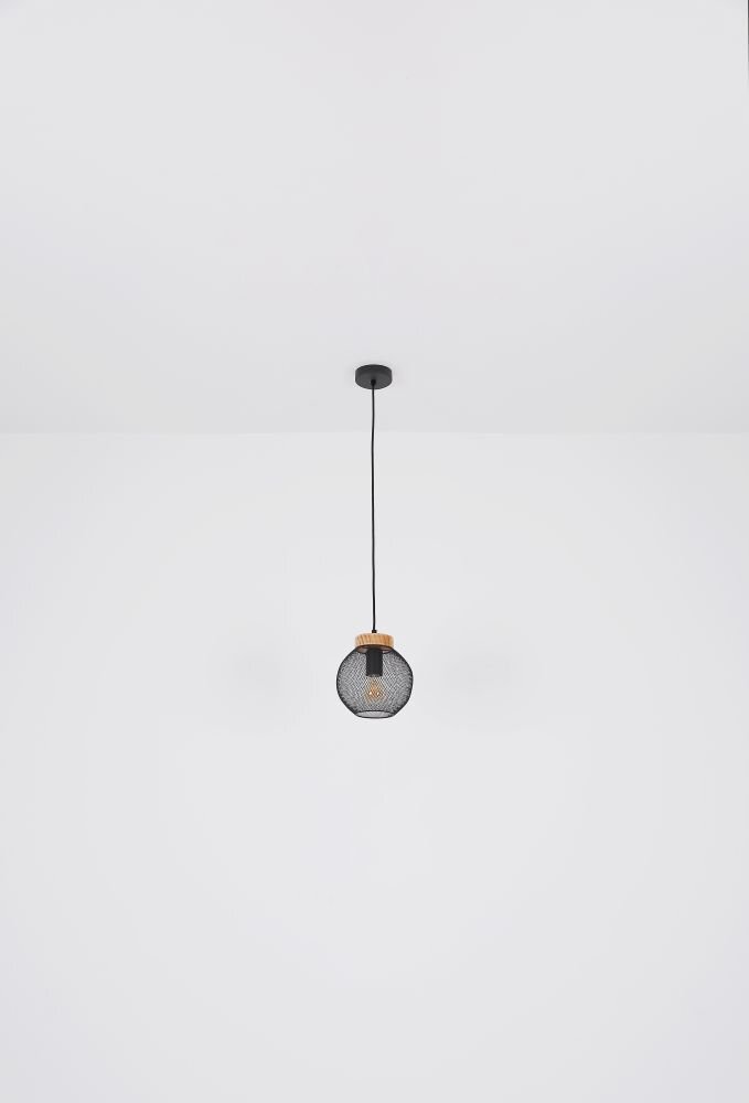 Wisząca lampa z czarnym przewodem i okrągłym kloszem z siatki, zawieszona na białym tle.