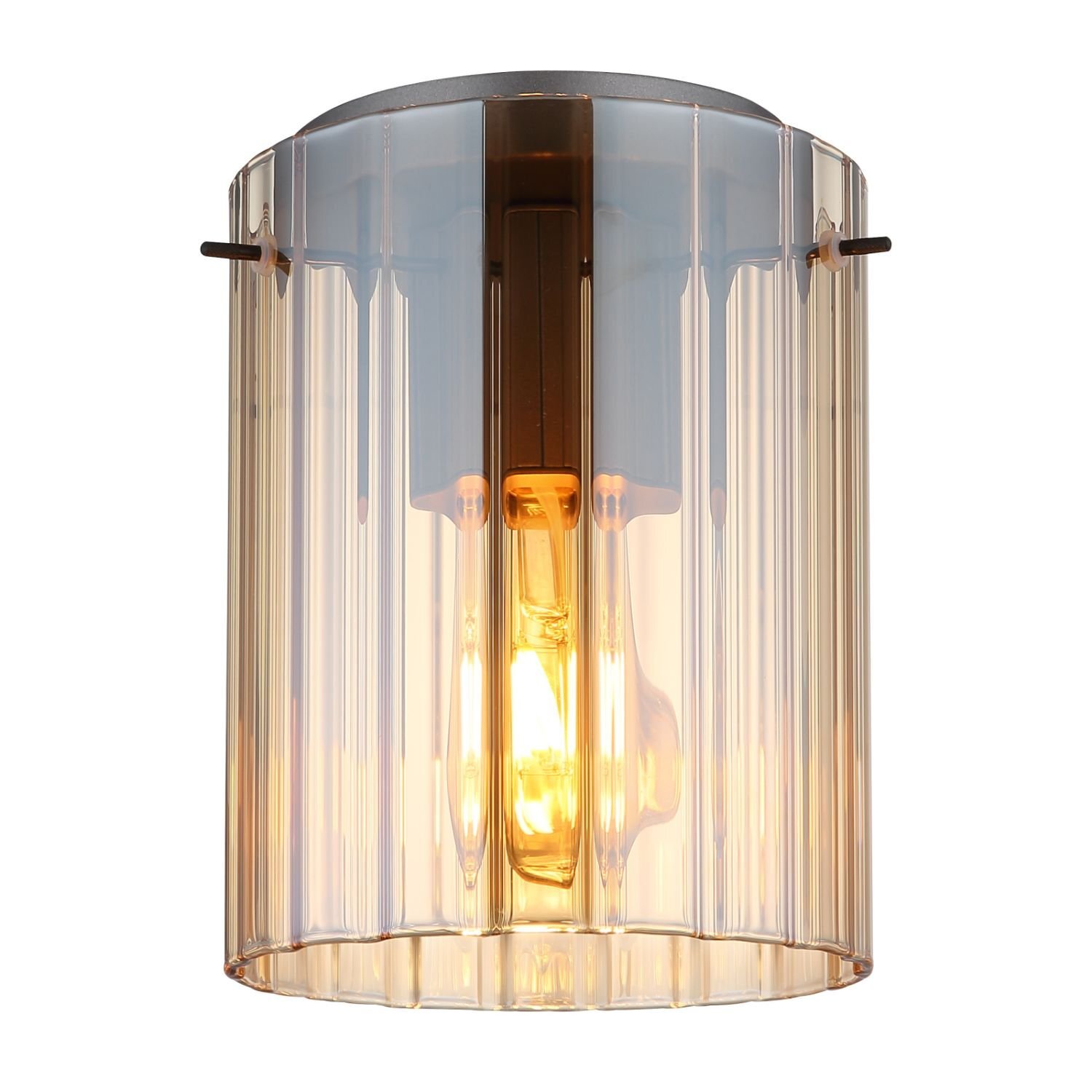 Lampa sufitowa z ryflowanym kloszem, przez który prześwituje ciepłe światło żarówki.