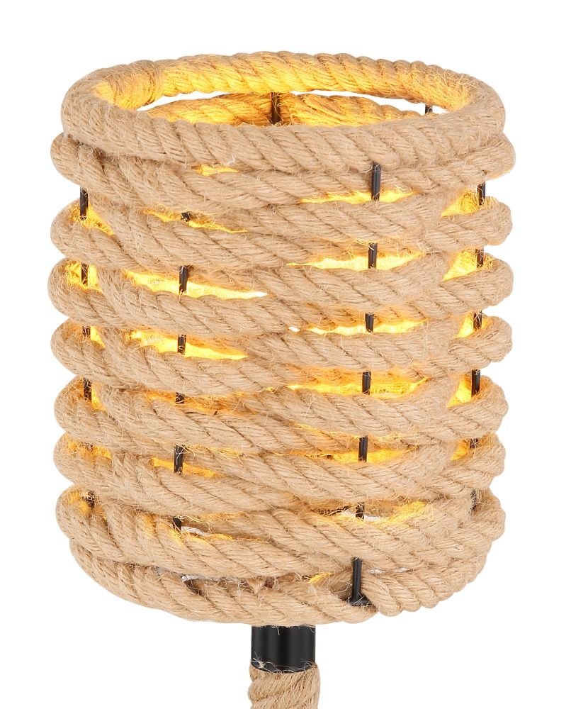Lampa stołowa z abażurem wykonanym z liny konopnej, emitująca ciepłe światło. Podstawa lampy jest w kolorze czarnym matowym.