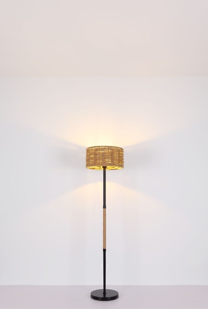 Lampa stołowa z czarnym matowym stojakiem i abażurem z liny konopnej, emitująca ciepłe światło. Stoi na gładkiej powierzchni, a tło jest jednolite i jasne.