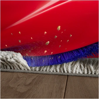 Zbliżenie na głowicę i nylonowe włosie podczas sprzątania