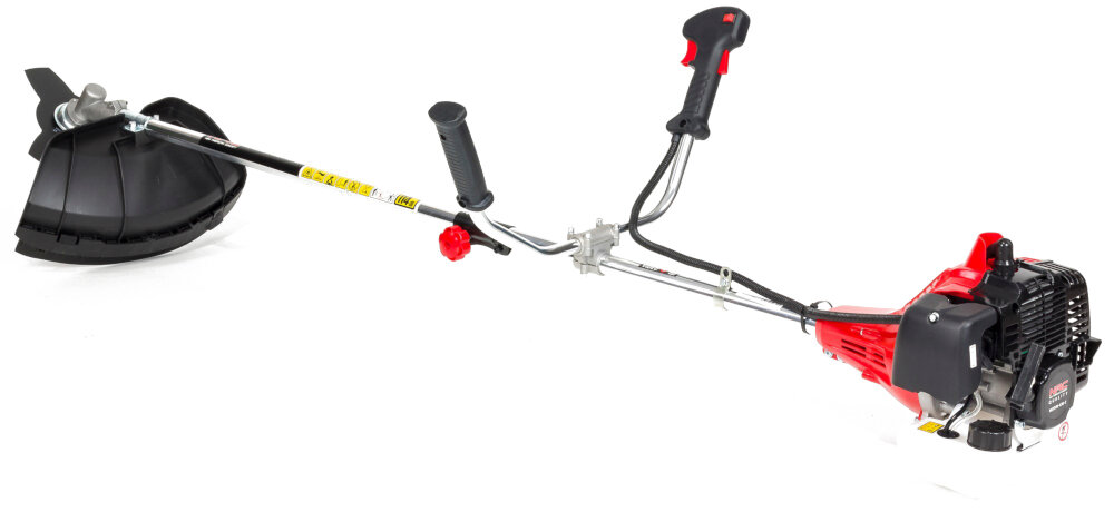 Na zdjęciu znajduje się kosa spalinowa z czerwonym silnikiem i czarną osłoną tnącą. Produkt posiada dwa uchwyty i metalowy wałek łączący silnik z głowicą tnącą.