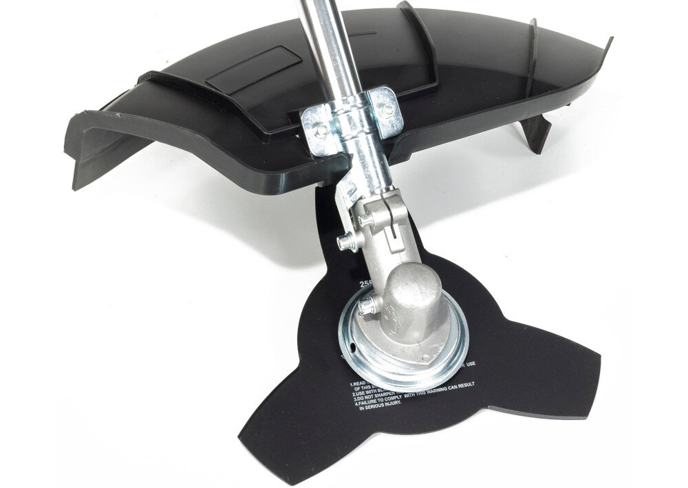 Zdjęcie przedstawia dolną część kosy spalinowej z metalową tarczą tnącą i czarną osłoną. Widoczny jest również metalowy uchwyt mocujący.