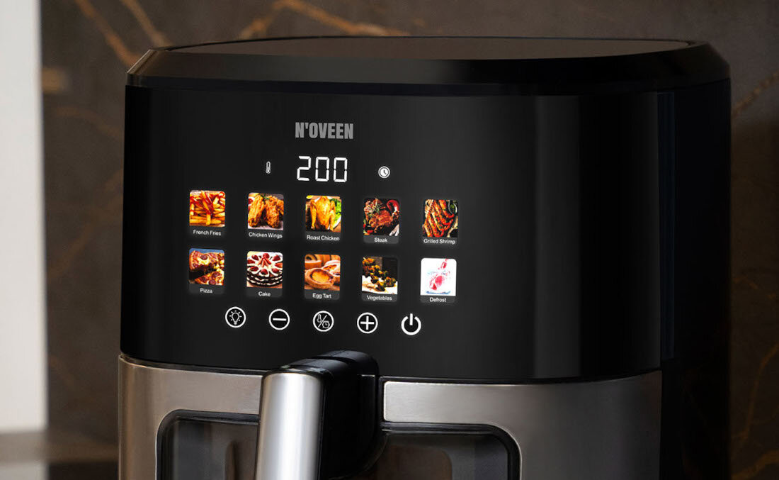 Na zdjęciu widoczna jest frytkownica beztłuszczowa z wyświetlaczem dotykowym, na którym znajdują się ikony różnych potraw oraz liczba \'200\'. Logo \'NOVEEN\' jest umieszczone nad wyświetlaczem.