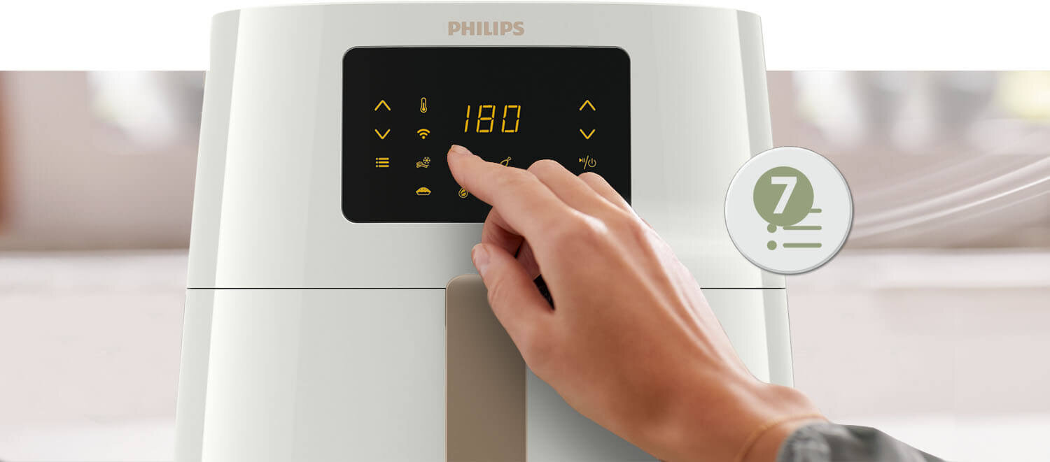 Biała frytkownica beztłuszczowa z dotykowym panelem sterowania, na którym widoczna jest liczba 180 oraz kilka ikon. Logo PHILIPS znajduje się nad panelem, a ręka dotyka jednego z przycisków.
