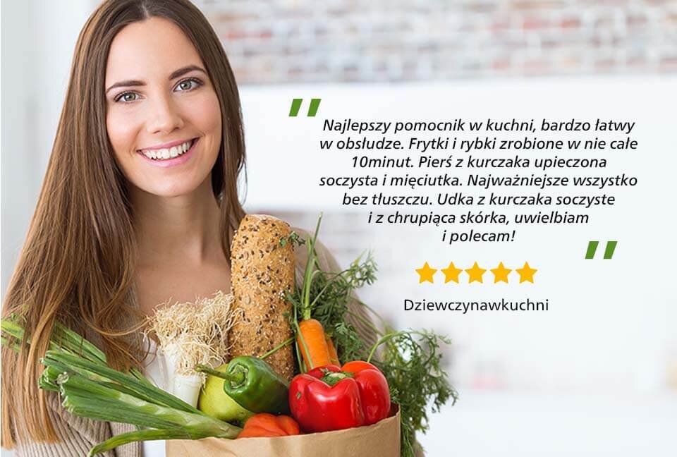 Kobieta trzyma torbę z warzywami i pieczywem, obok znajduje się tekst: \'Najlepszy pomocnik w kuchni, bardzo łatwy w obsłudze. Frytki i rybki zrobione w nie całe 10 minut. Pierś z kurczaka upieczona soczysta i mięciutka. Najważniejsze wszystko bez tłuszczu. Udka z kurczaka soczyste i z chrupiącą skórką, uwielbiam i polecam!\' oraz pięć gwiazdek i podpis \'Dziewczynawkuchni\'.