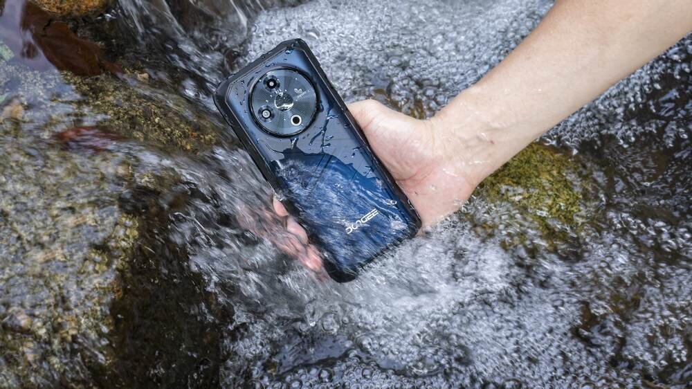 Smartfon DOOGEE Fire 6 w wodzie   