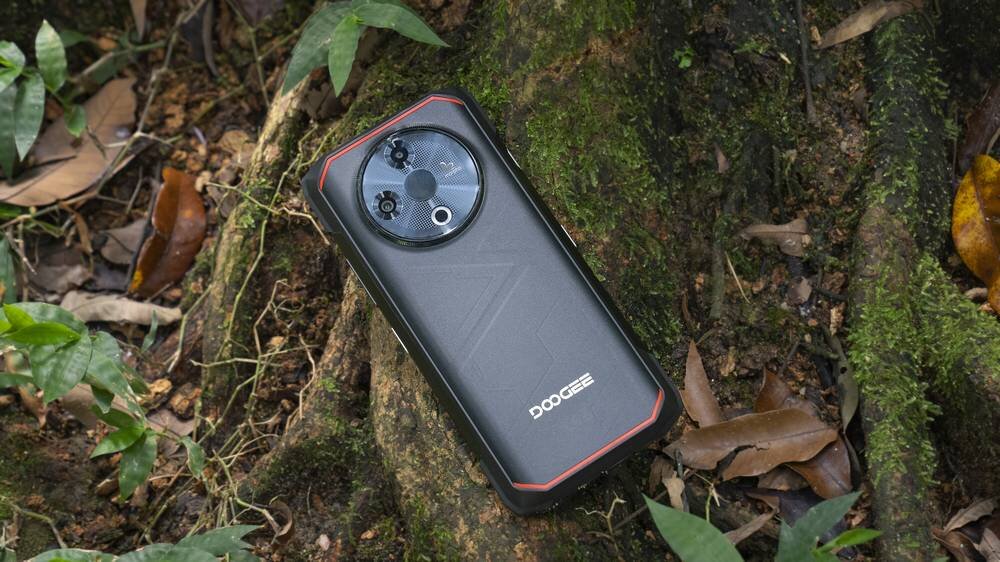 Smartfon DOOGEE Fire 6 na pniu drzewa   