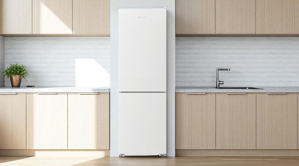 LODÓWKA INDESIT INKS1361W4E1 wizualizacja lifestyle kuchnia zamknieta front kolor biały cicha energooszczędna klasa E 38 dB wymiary pojemność przestrzeń wnętrze
