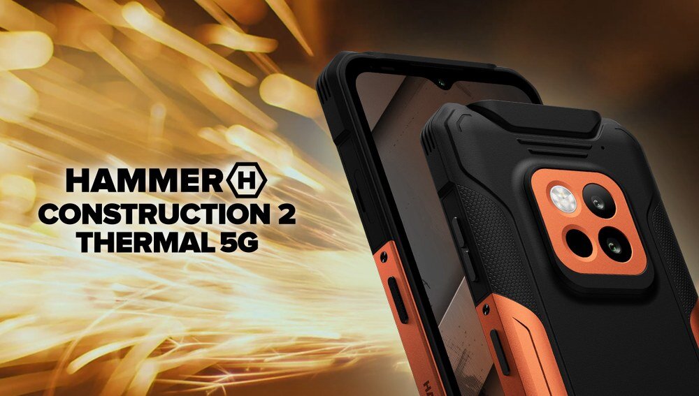 Obraz przedstawia smartfon w czarno-pomarańczowej obudowie z trzema widocznymi obiektywami aparatu. Obok znajduje się tekst: \'HAMMER CONSTRUCTION 2 THERMAL 5G\' na tle złotych iskier.