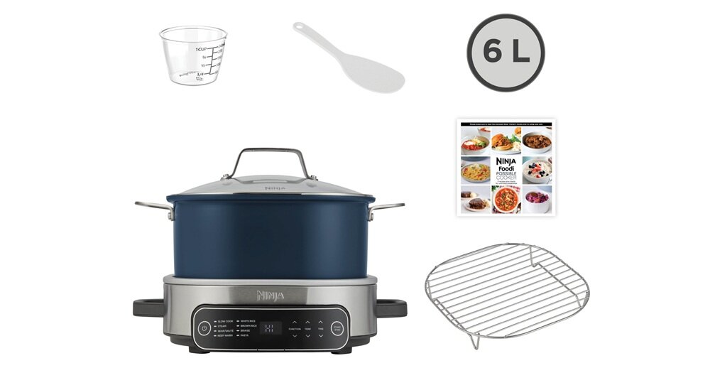 Na obrazie znajduje się wolnowar z niebieskim garnkiem i srebrną podstawą z panelem sterowania. Wokół widoczne są akcesoria: miarka, łyżka, kratka, broszura z przepisami oraz symbol pojemności 6 L.